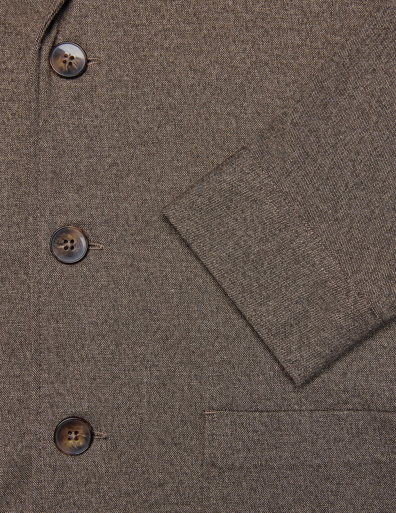 Atelier-Overshirt in Dunkelbeige aus gebrochenem Twill mit drei braunen Knöpfen und einer Tasche, das das minimalistische skandinavische Design widerspiegelt.